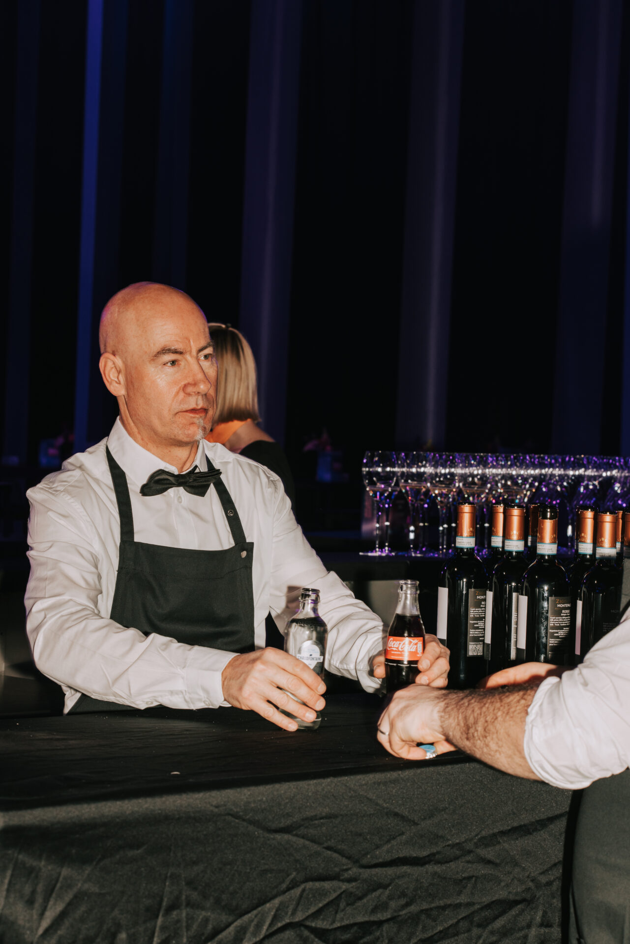 Een sfeerbeeld van een bartender die drank serveert op een evenement