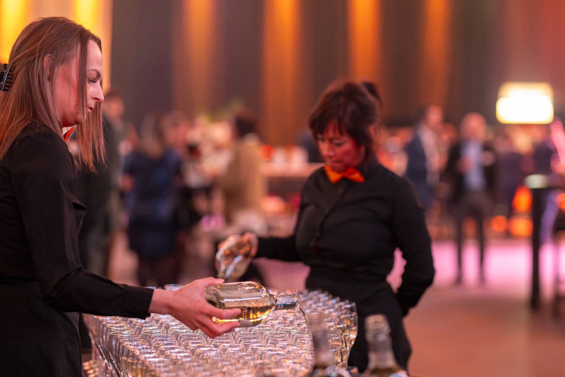 Flexi job en jobstudent kelners van Younit op het evenement Nieuwjaarsinvitito 2024 van Jong Voka Limburg