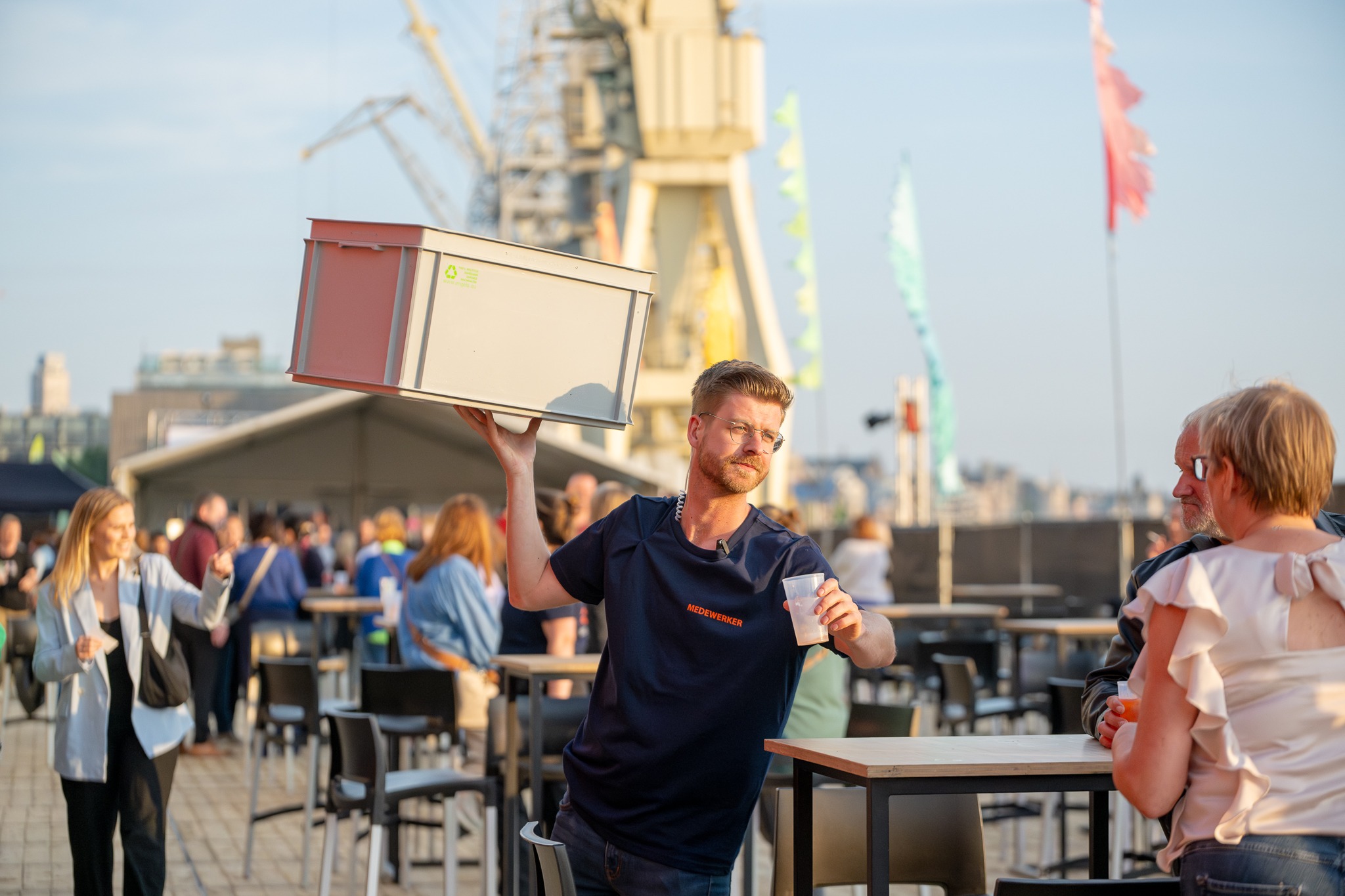 ceo en oprichter van younit björn bouwmans die aan het werk is tussen de youniters tijdens een job met younit in de waagnatei in antwerpen