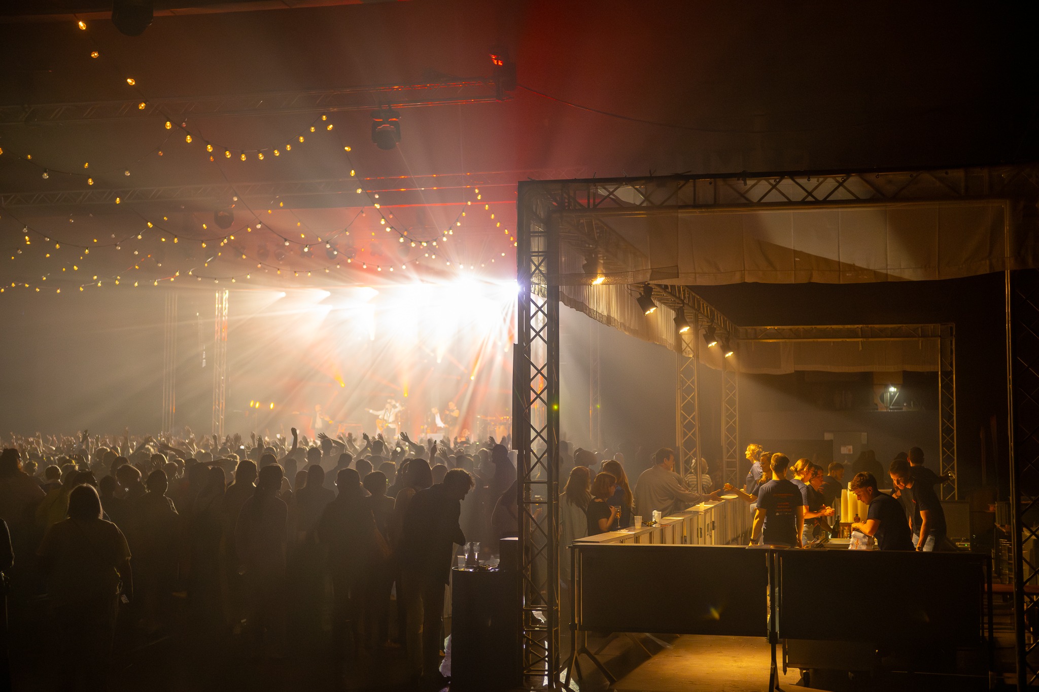 youniters die als jobstudenten en flexijobbers in de bar op een evenement in de waagnatie aan het werk zijn als team